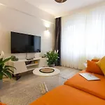 Fully Renovated 2Br Flat In Prime Location At Moda