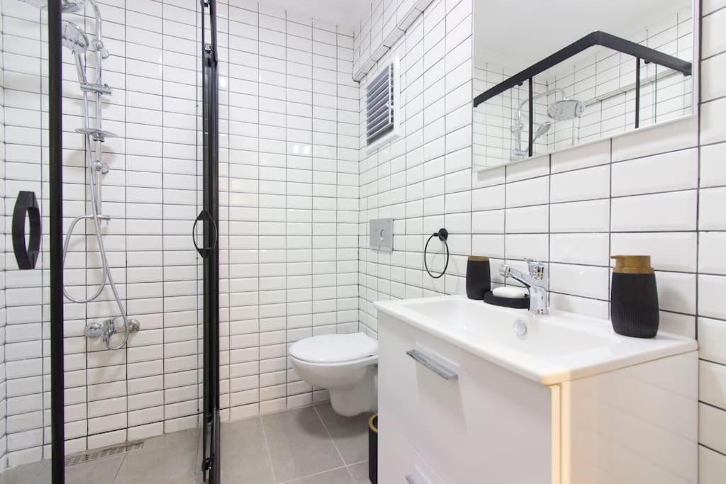 Fully Renovated 2br Flat In Prime Location At Moda Daire *
